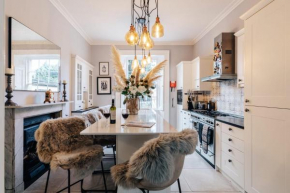 Central Townhouse with Garden & Free Parking